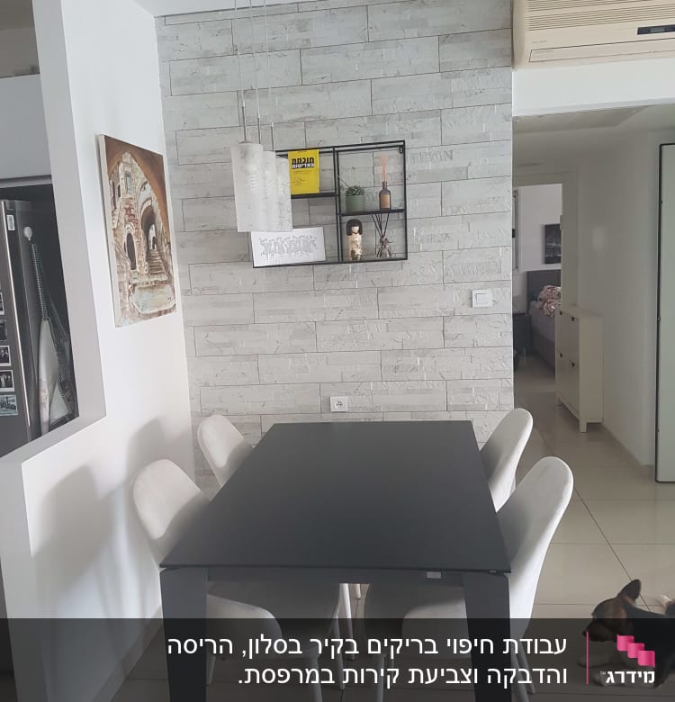 קיר לבנים מעוצב עם מדף דקורטיבי